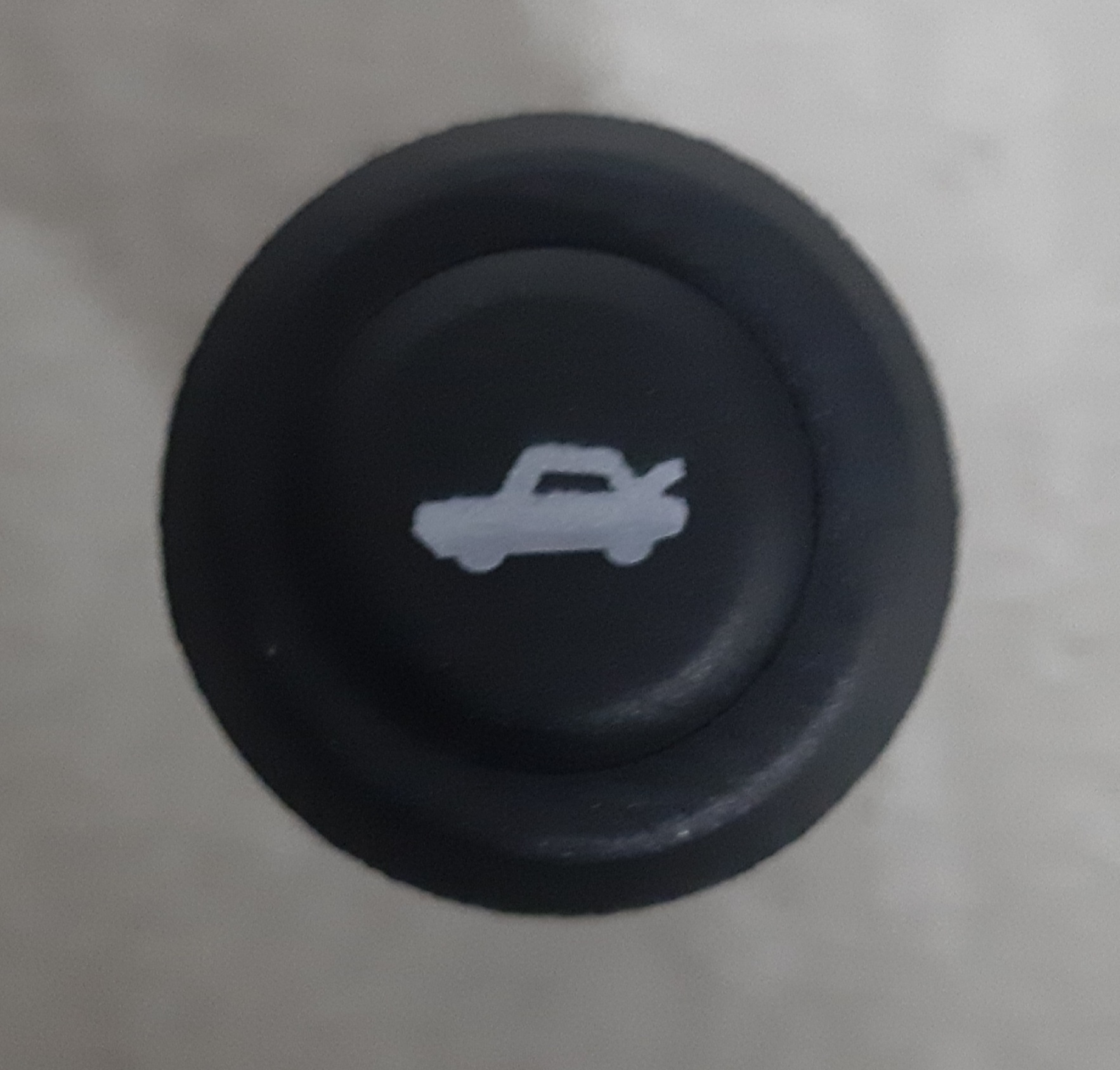 33. Кнопка открывания багажника — Lada Гранта Drive Active, 1,6 л, 2020 ...