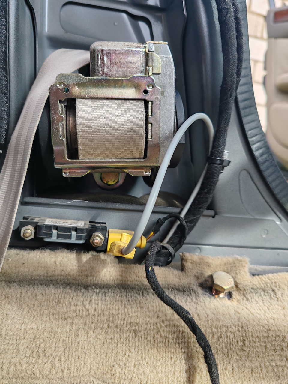 ремень слева на месте — Audi A6 Avant (C5)