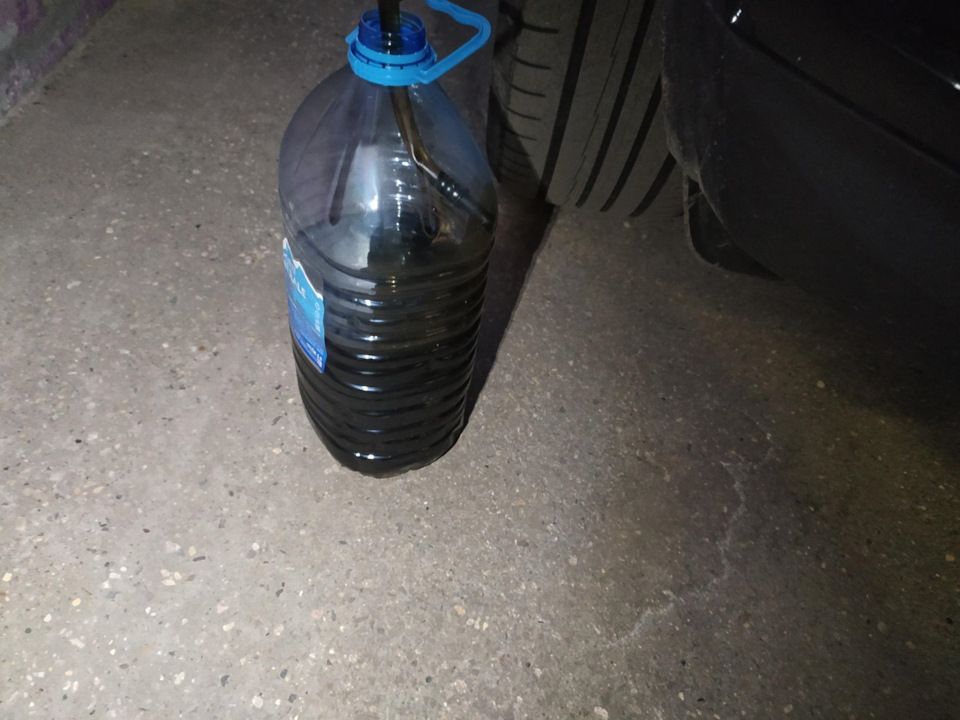 2 Масло сливается в ёмкость на полу (можно и на пол)))) — Skoda Kodiaq (1G)