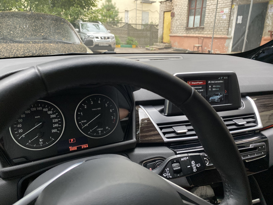 Самые внимательные заметят не только пробег 33332км, но и пару капелек — BMW 2 series Active Tourer (F45)