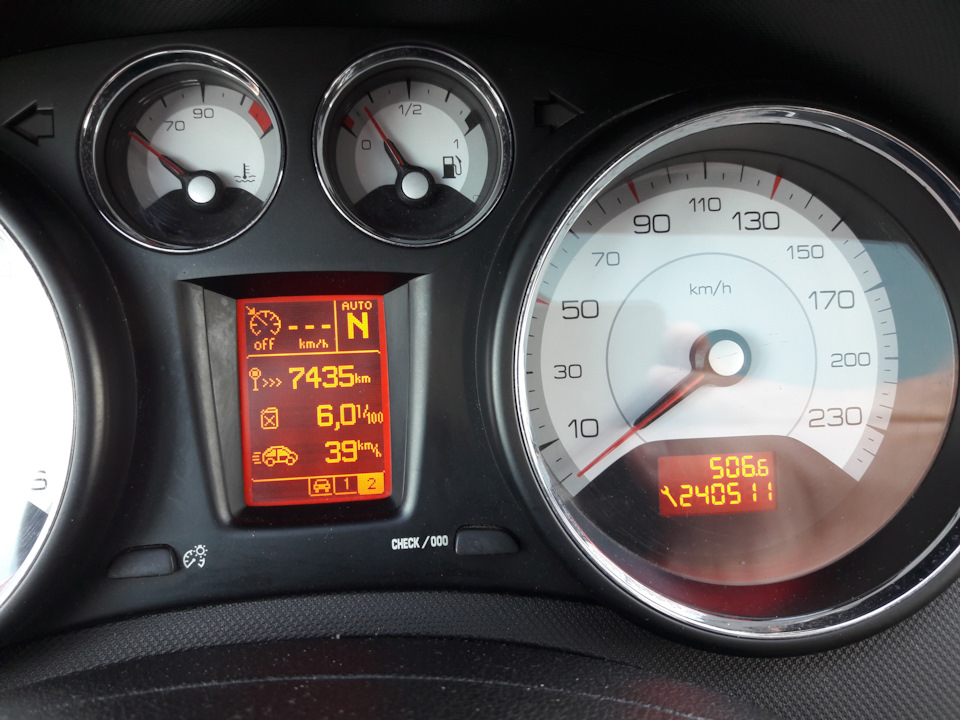 Пробег на время выполнения ТО — Peugeot 308 (1G). Запчасти на фото: Q4400