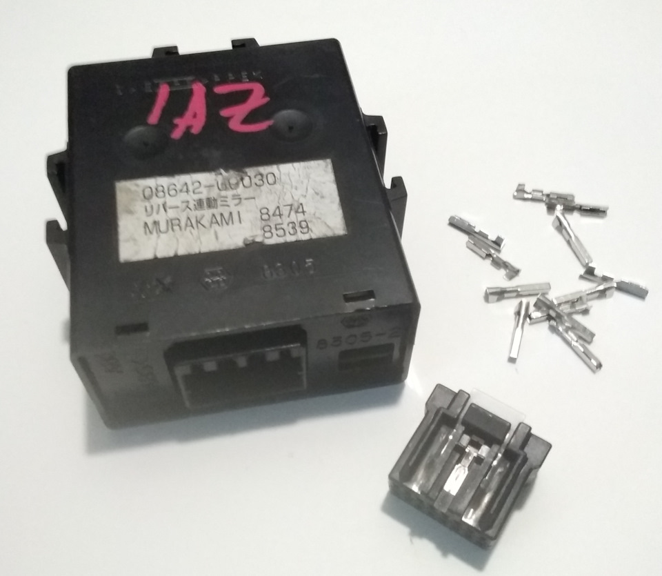 Блок наклона правого зеркала при включении задней передачи