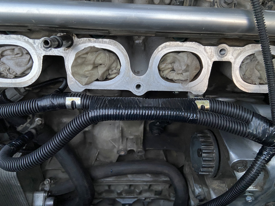 Новый крепёж проводки из полосок металла. Прикручен болтами. — Volvo XC90 (1G)