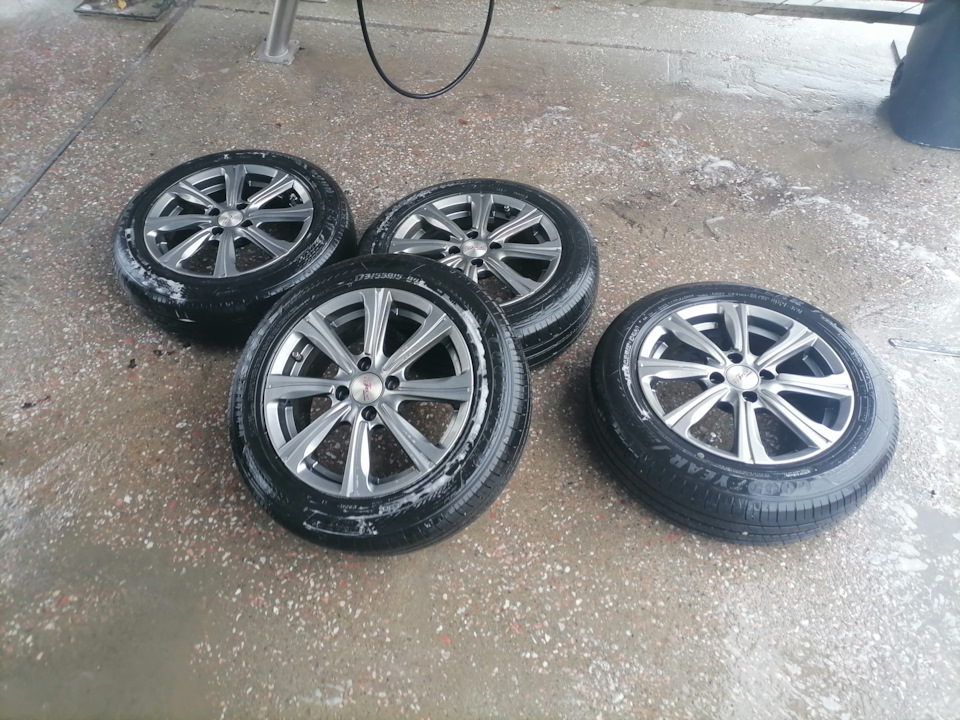 П.С. Не поленился, поехал на самомойку и отмыл тщательно лето перед спуском в подвал. — Toyota Corolla Fielder (E160)