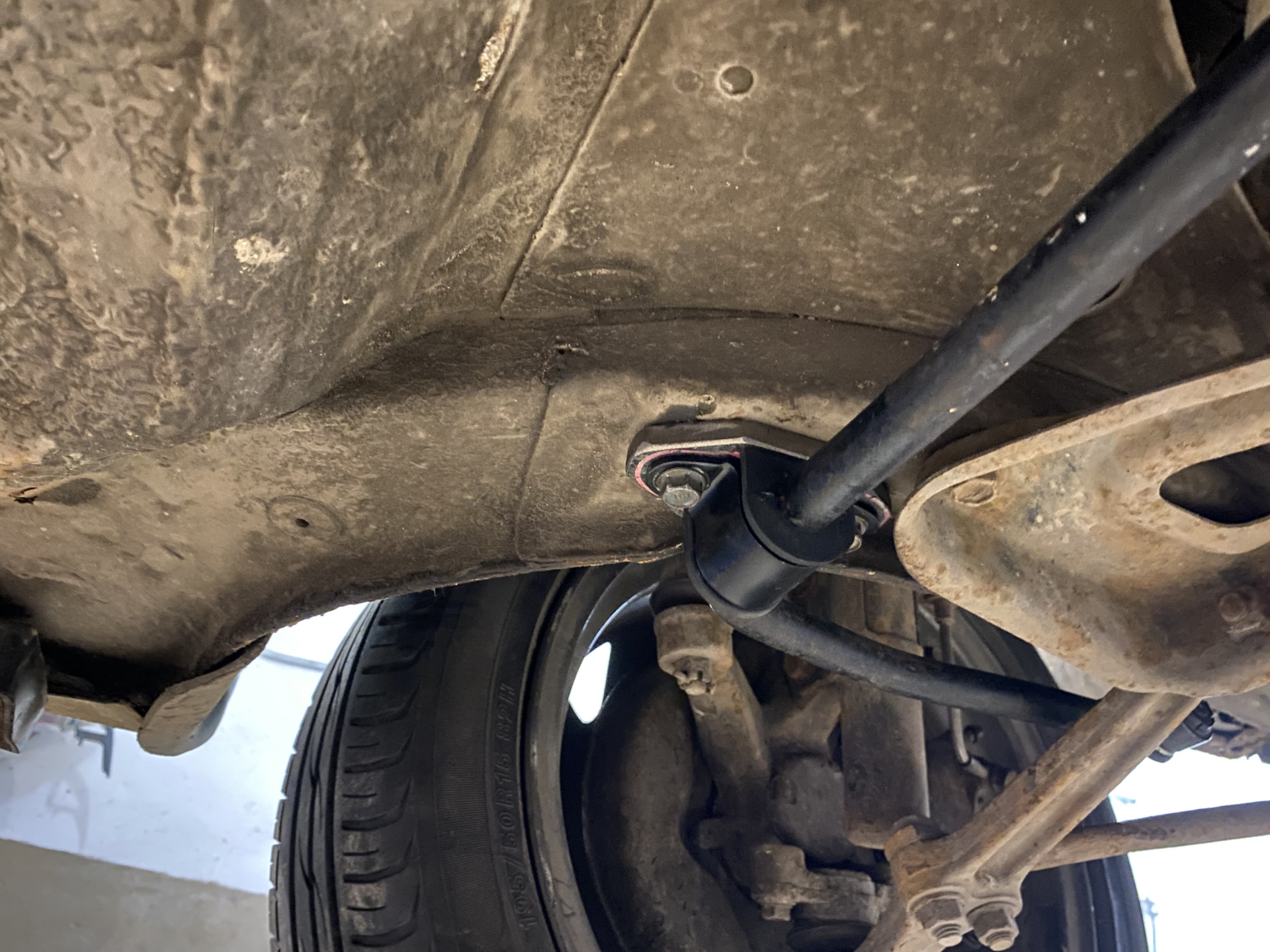 Установка переднего стабилизатора. Передний стабилизатор газель. Фото переднего стабилизатора газель. Передний стабилизатор старлет 80. Кронштейн крепления стабилизатора ваз 2107.