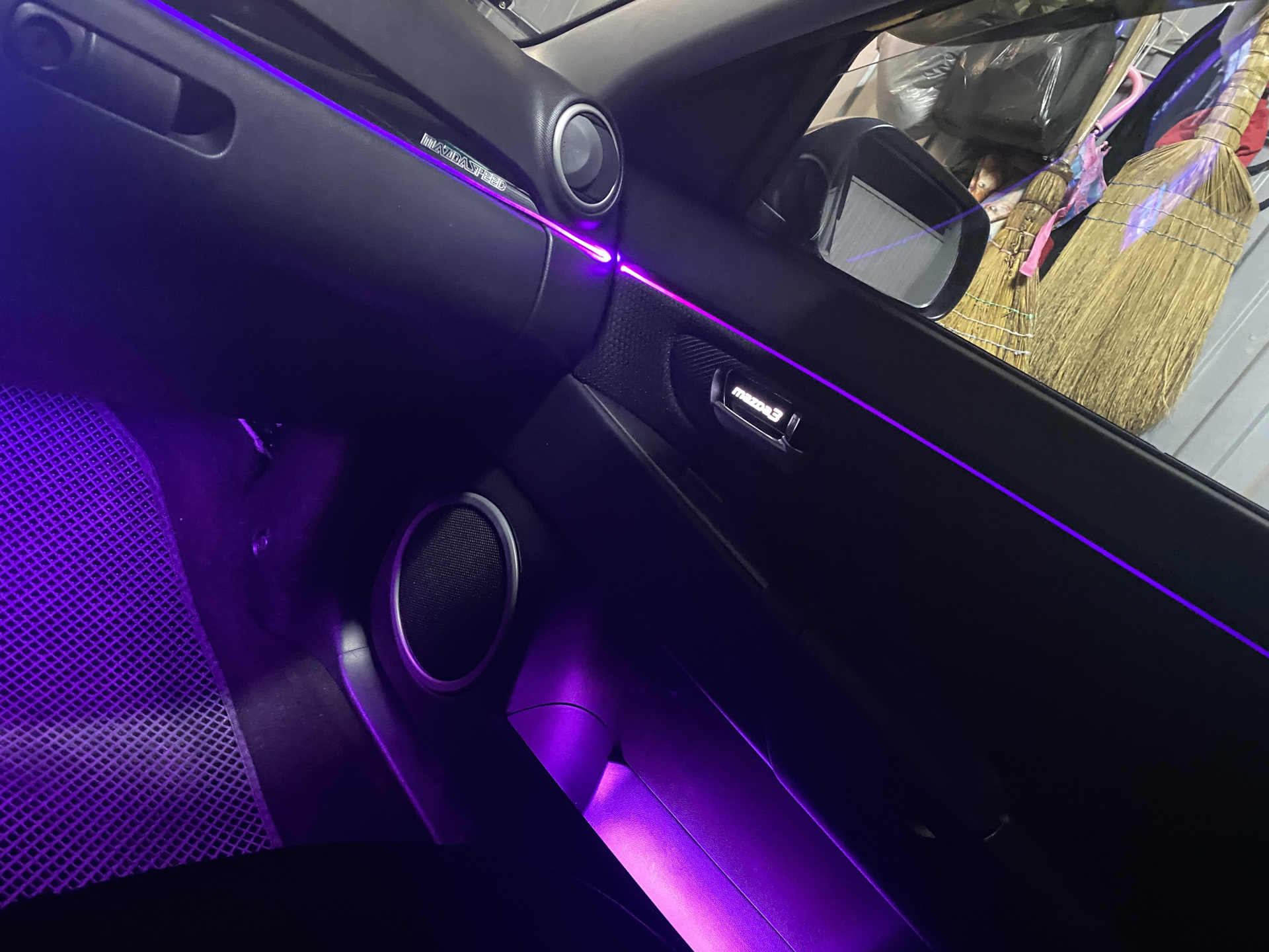 Подсветка мазда 3 бк. Контурная подсветка салона Мазда сх7. Контурная подсветка салона. Nissan Juke контурная подсветка.