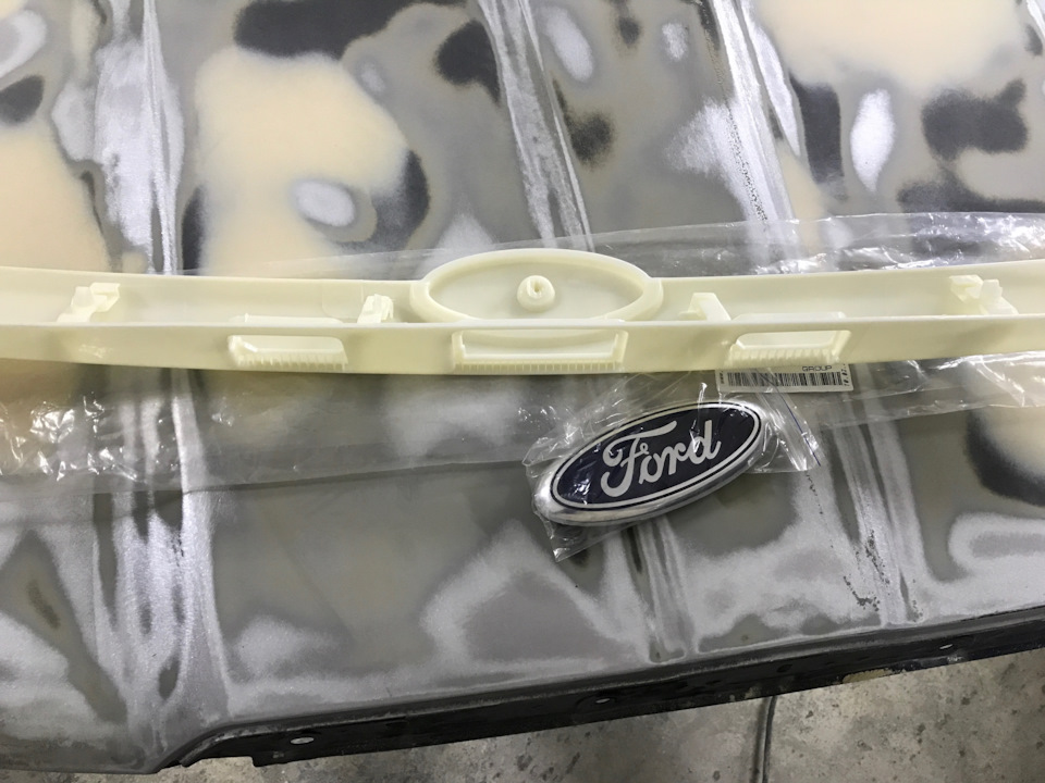 Новый молдинг багажника в цвет + эмблема / хэтчбек — Ford Focus ...