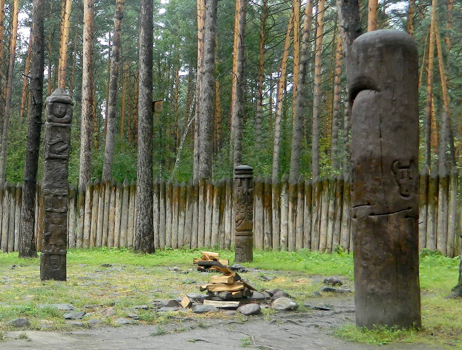 Капище что это. Языческое капище Тольятти. Языческое капище Беларусь. Капище в Костроме. Языческое капище Рязань.