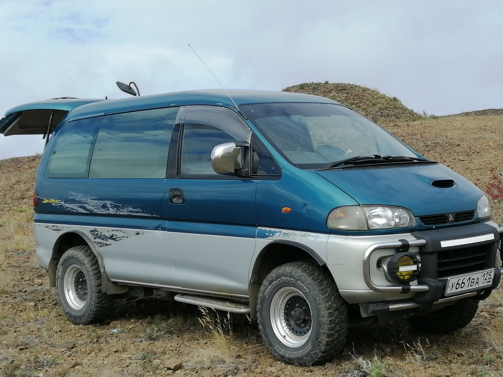 Delica 2.3. Mitsubishi Delica. Митсубиси Делика 2 Шамоникс. Митсубиси Делика 4 ВД 1996. Митсубиси Делика сугроб.