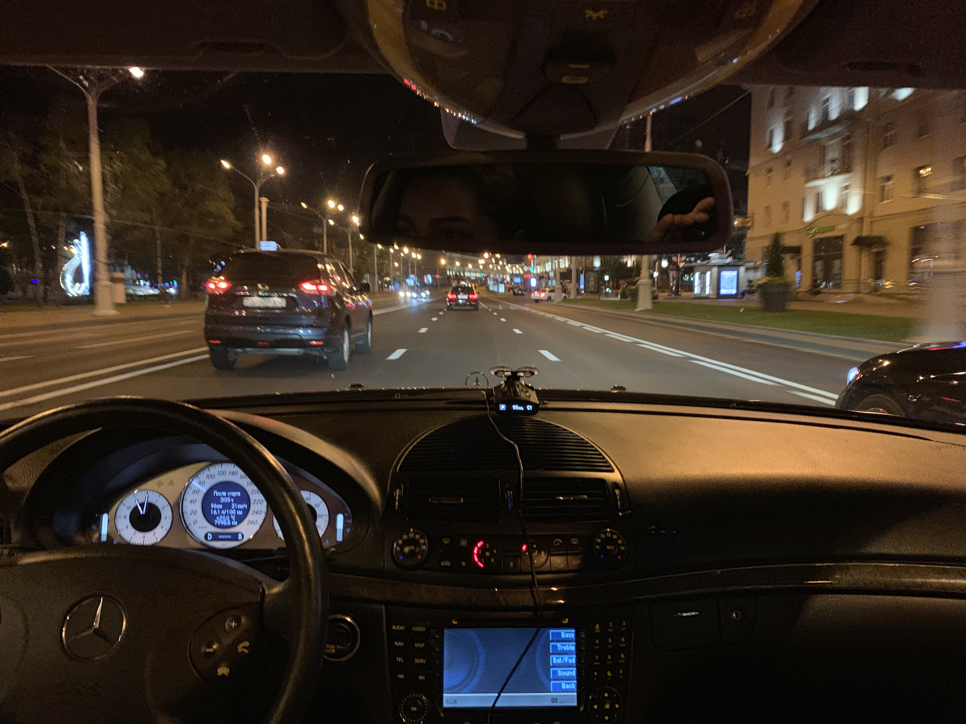 Вечер ехать дорога. Красивый вид из машины. За рулем машины. Ночная езда по городу. Вид из окна автомобиля.