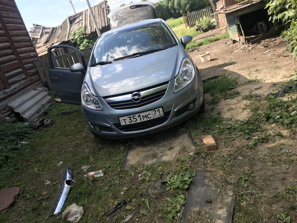 Молдинги опель корса. Молдинги на Opel Corsa d 2007.