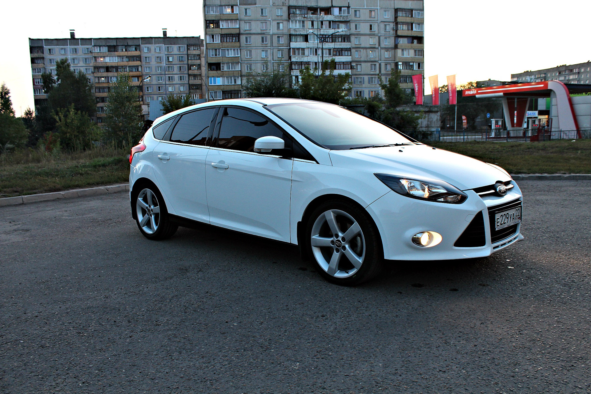 Focus r16. Ford Focus r18. Форд фокус 3 белый r18. Форд фокус на r18. Форд фокус 3 r18.