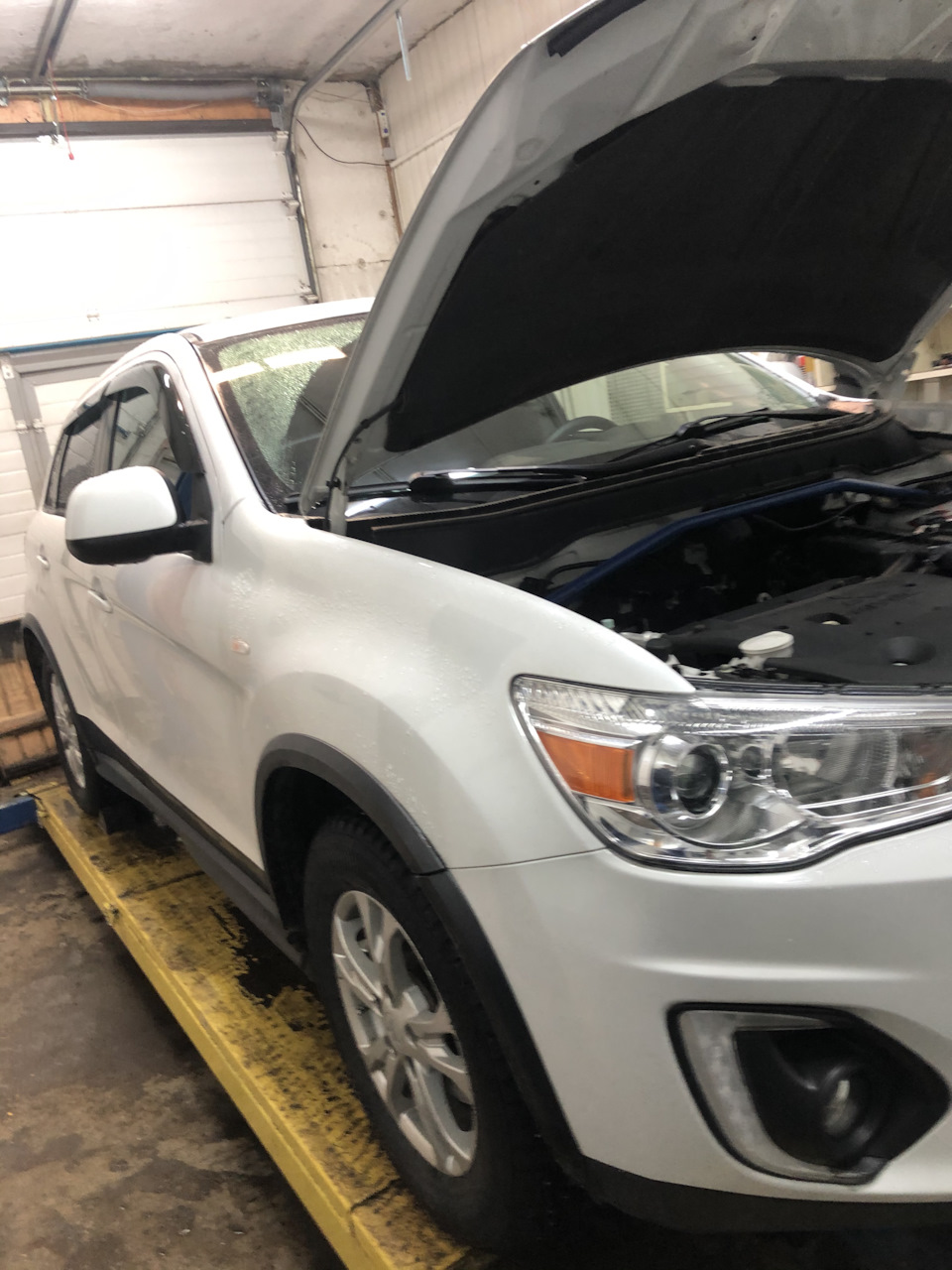 Замена масла в двигателе — Mitsubishi ASX, 2 л., 2013 года | плановое ...