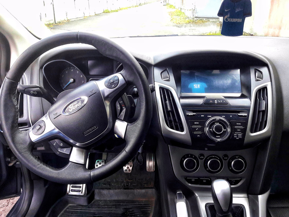 По утрам в торпеде опять хрюкает свинья, придётся зайти в хозмаг за новыми губками для мытья посуды ) — Ford Focus Hatchback III