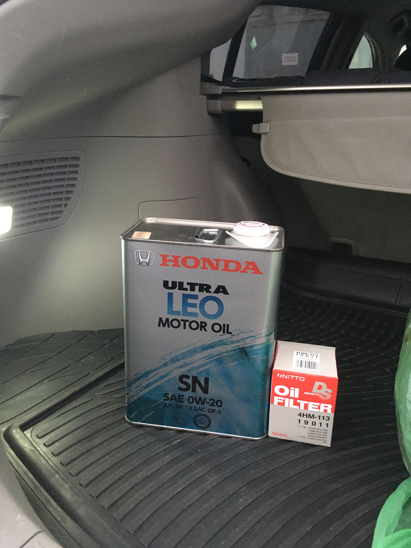 Хонда рекомендует масло. Моторное масло в Хонда Инсайт 1.3. Моторное масло Honda Ultra Leo API SN SAE 0w-20 (4л). Масло в двигатель Хонда Инсайт гибрид. Масла в двигатель Хонда Инсайт 2009.