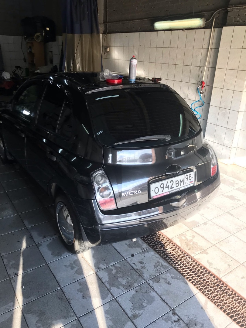 Установка 2-х спойлеров на заднюю дверь — Nissan Micra (K12), 1,2 л ...