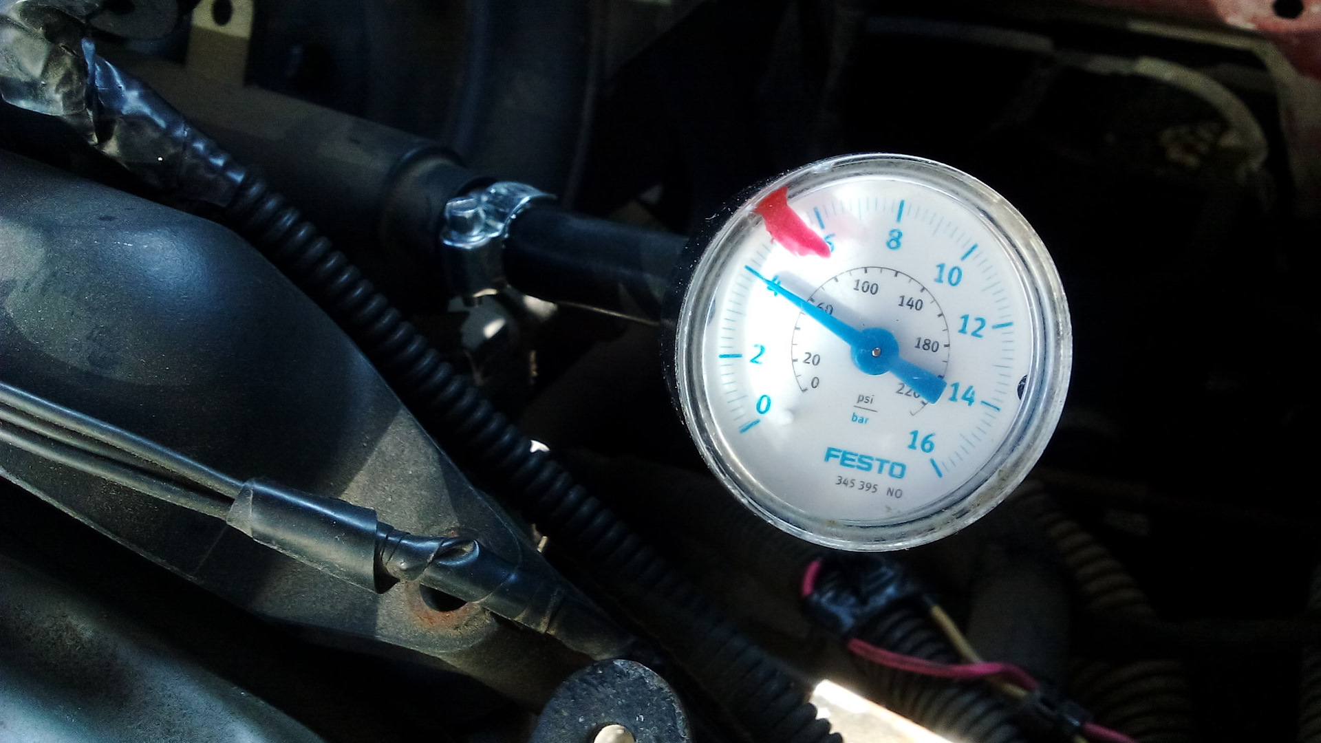 Peugeot давление масла. Пежо 307 замер давления топлива. Ситроен с4 замер давления топлива. Пежо 408 замер давления масла. Давление в топливной рампе Пежо партнер 1.4.
