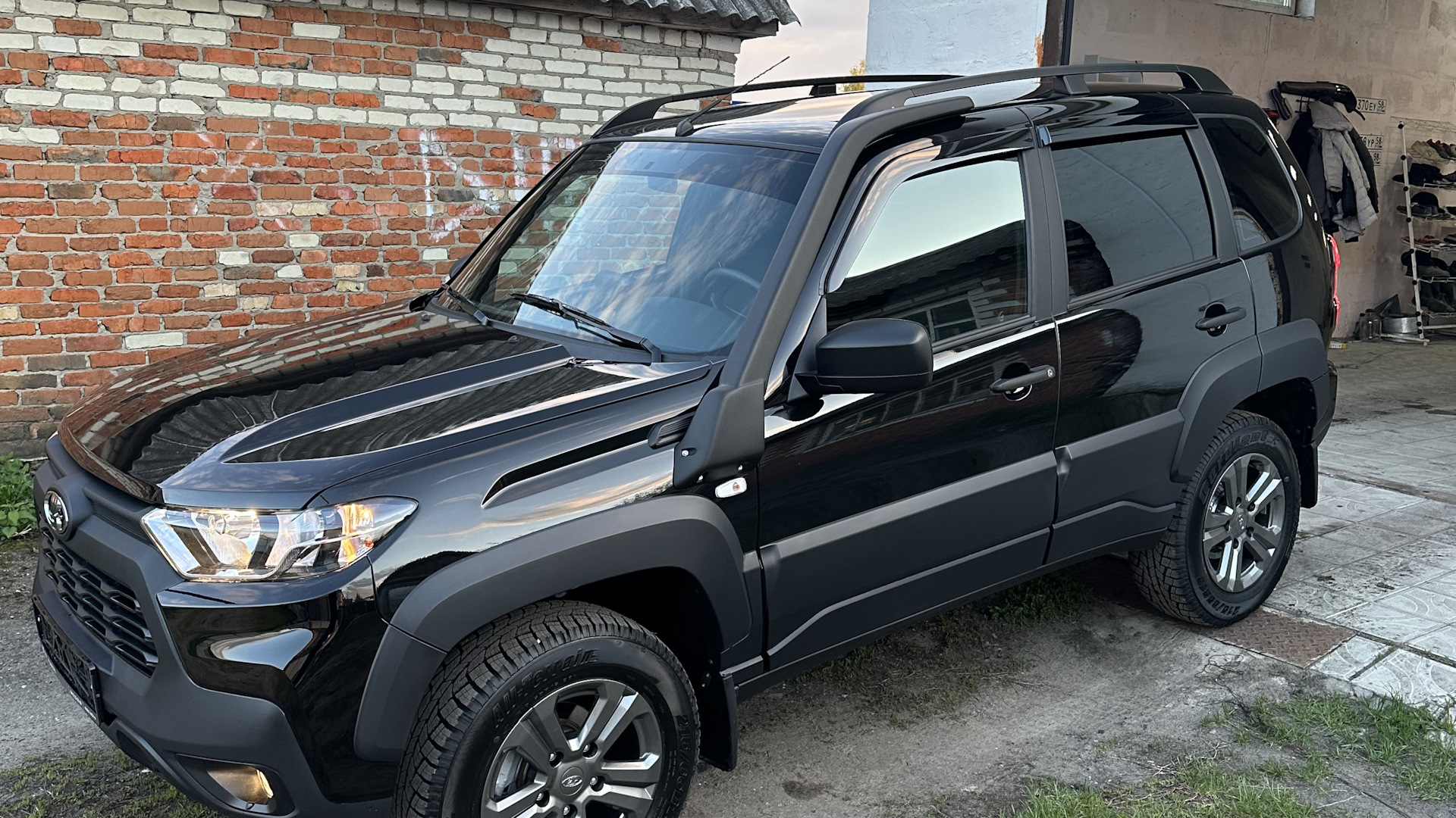 lada niva travel black