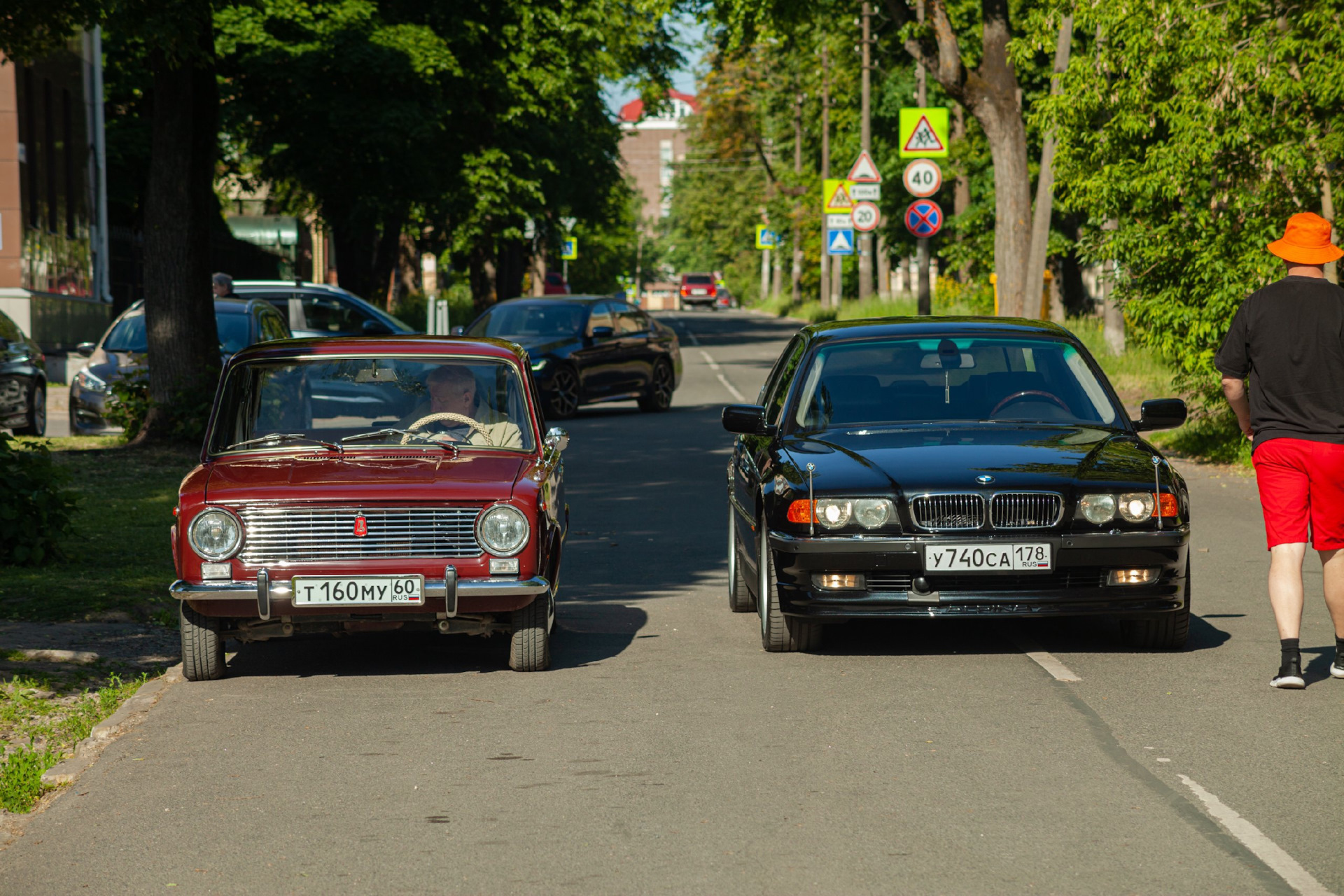 Ночные гонки зимой. Друг лады. Встреча 2 машин. Четвёрка без фар белая. Встреча 2 машин.