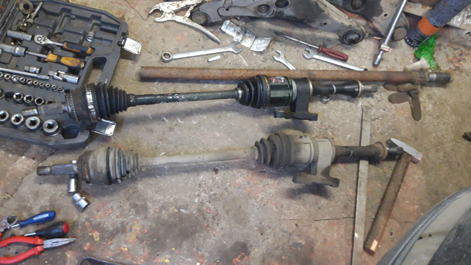 был люфт в подвесном подшипнике и во внутреннем шрусе — Mitsubishi Airtrek