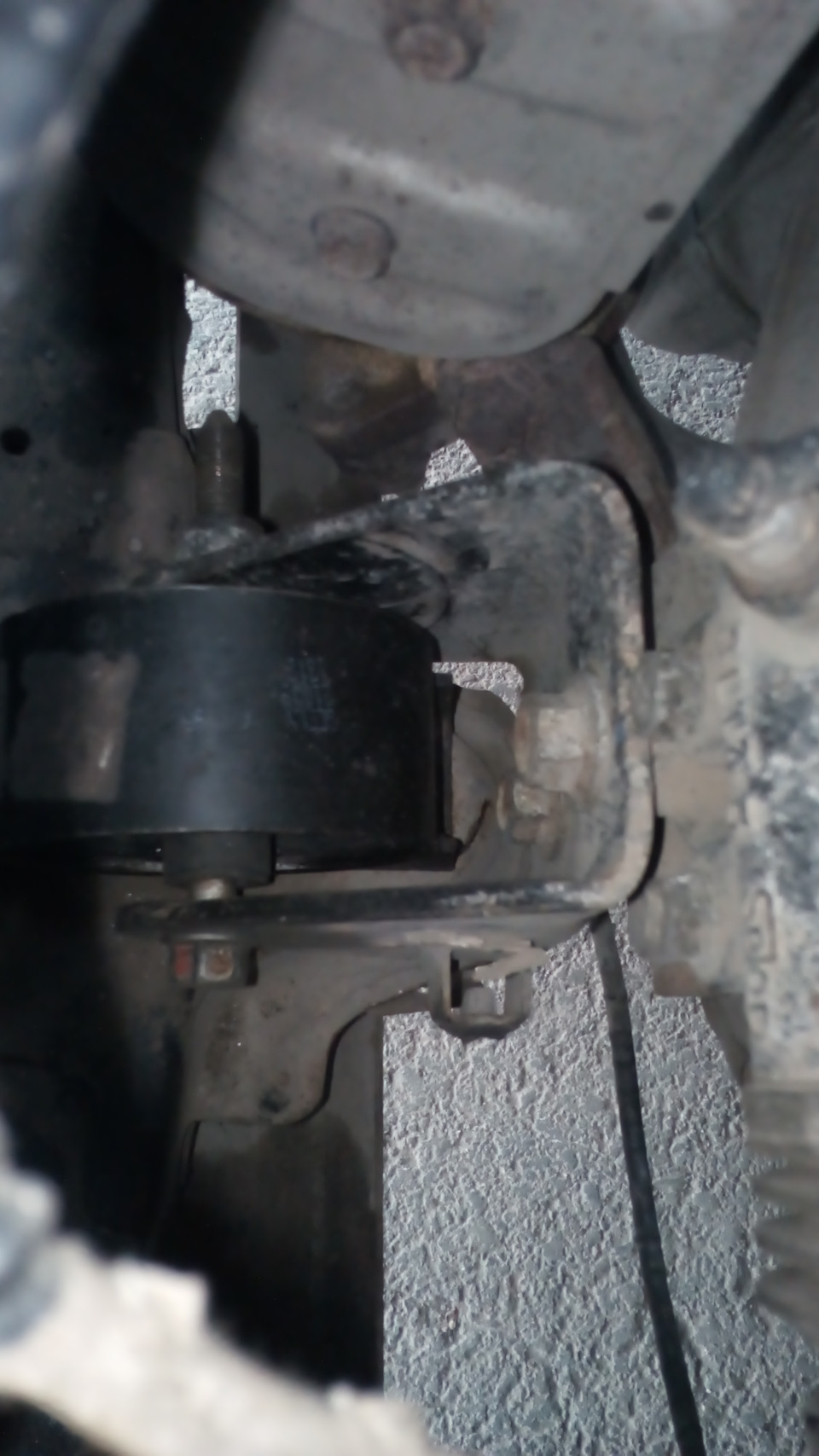 Замена подушки двигателя — Geely Emgrand X7, 2 л, 2014 года | запчасти ...