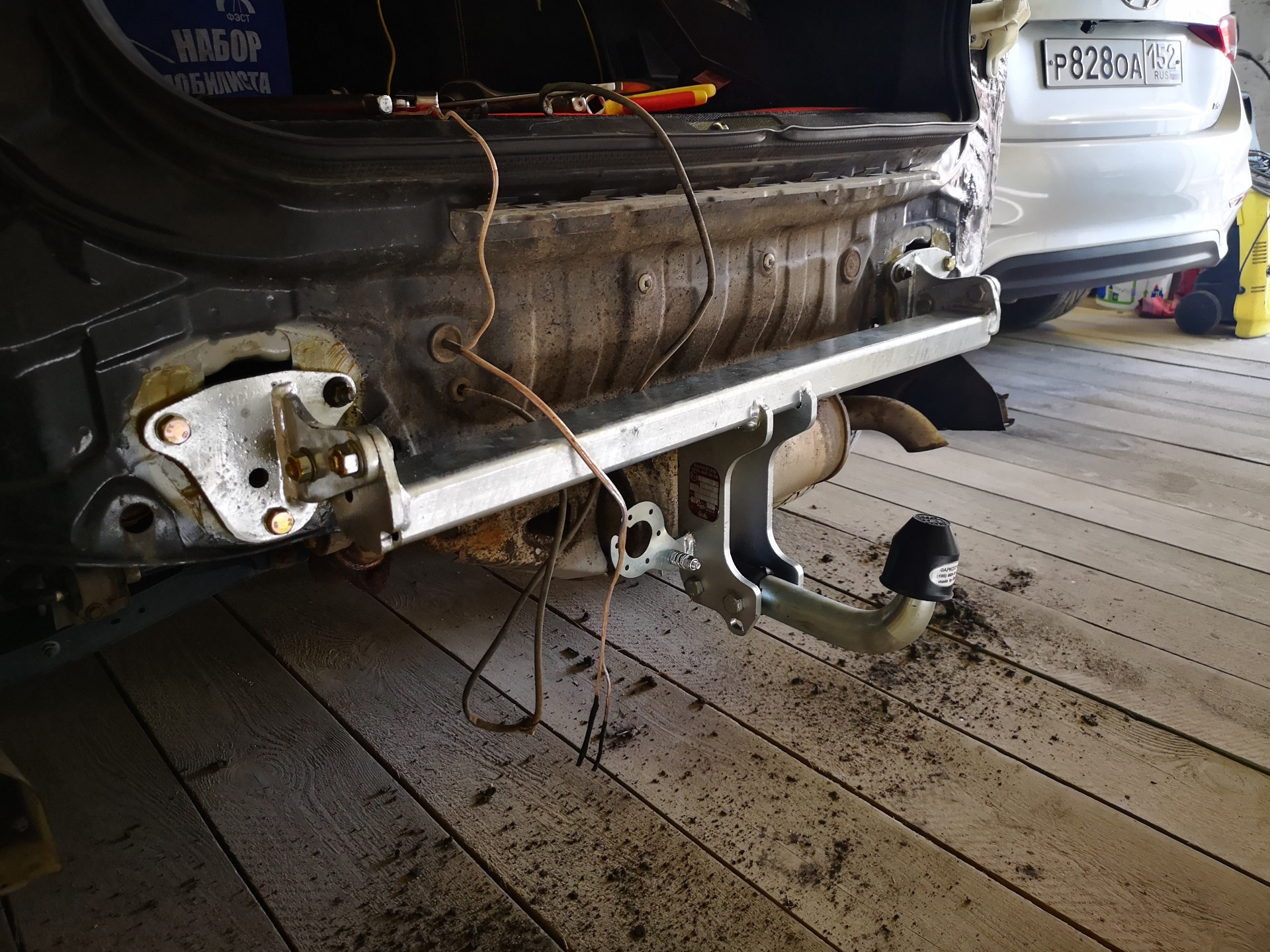 Фаркоп субару форестер sg5. Установка фаркопа субару. Фаркоп subaru forester sg5. Подключение фаркопа на субару форестер sg5. Фаркоп субару форестер sg5.