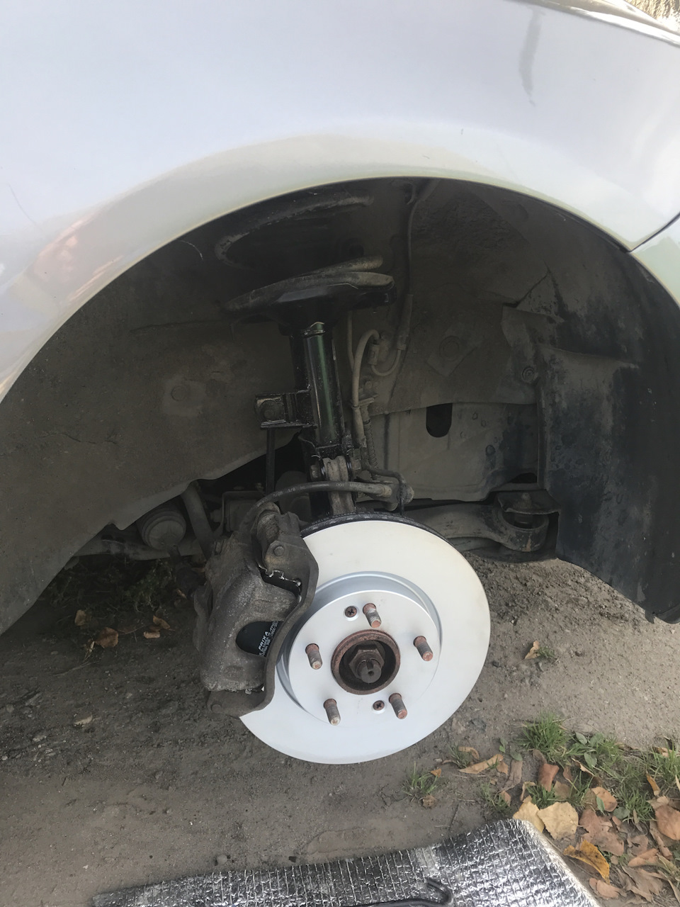 Замена передних тормозных дисков и колодок — KIA Cerato (2G), 1,6 л ...