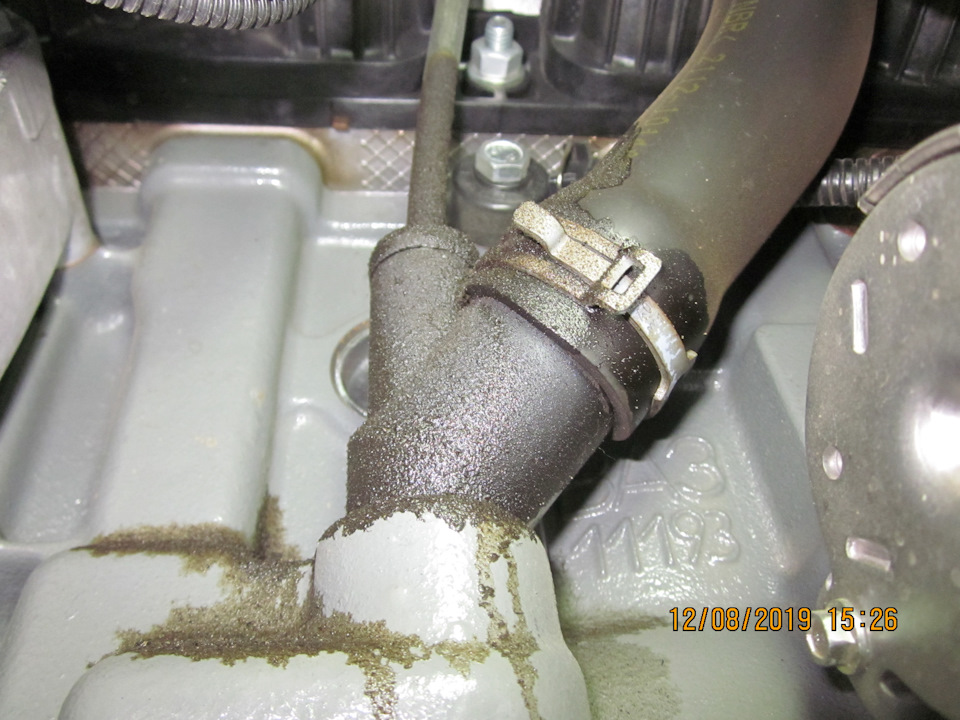 Масляная запотелость крупным планом — Lada Vesta SW (1G)