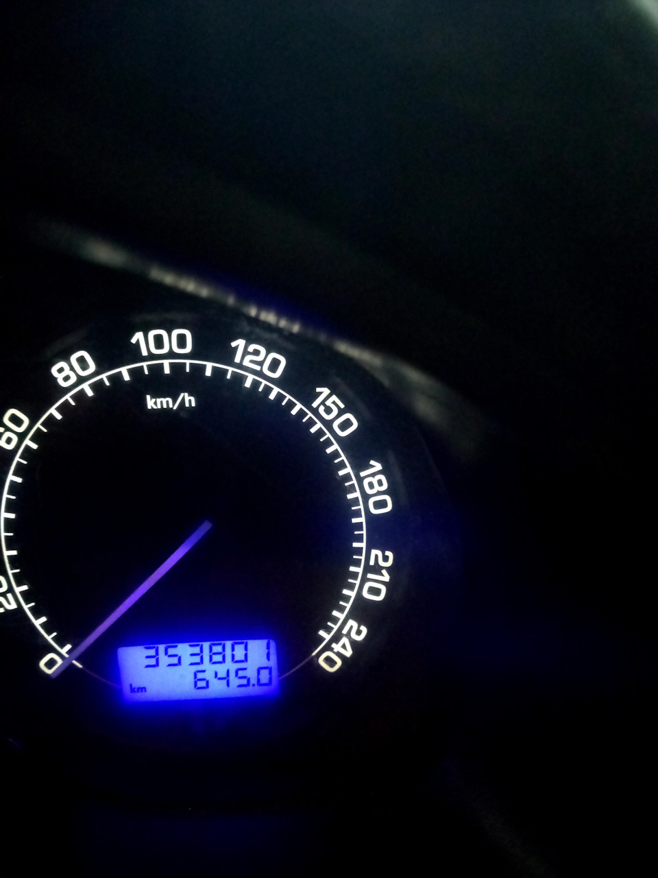 А вот так выглядит приборка. Белые шкалы, синие стрелки и экраны. — Skoda Octavia Combi A4 Mk1