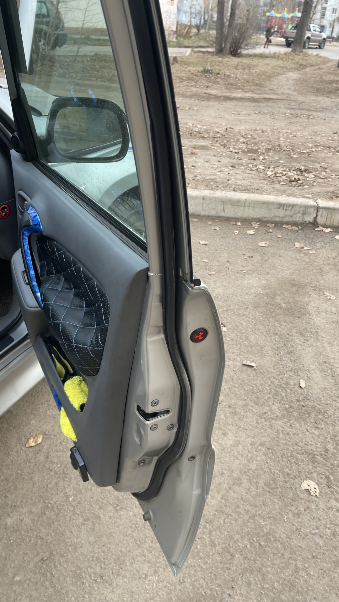 Оригинальные катафоты в передние двери — Toyota RAV4 (II), 2 л, 2002 ...