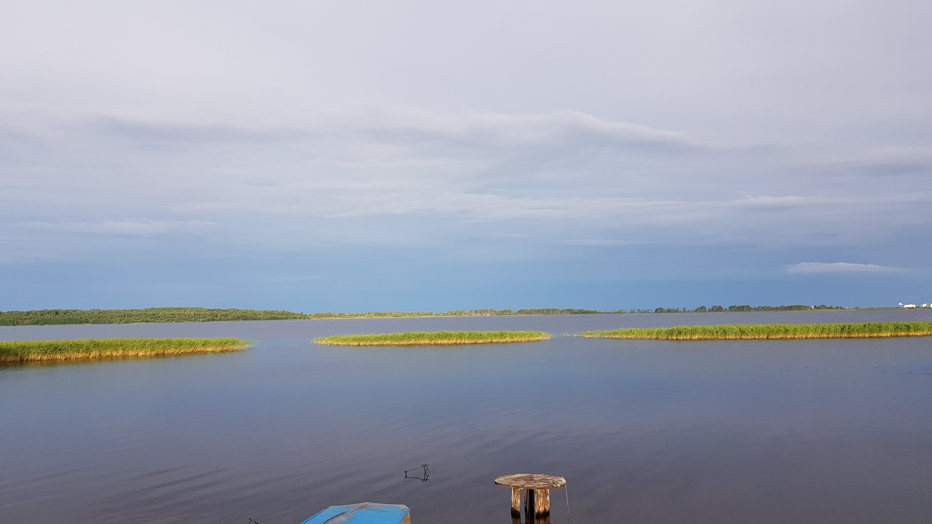 Озеро среднее озерное. Озеро среднее Мурманск набережная. Набережная на озере среднем в Мурманске. Озеро среднее Тюменская область. Озеро Севрыба Мурманск.