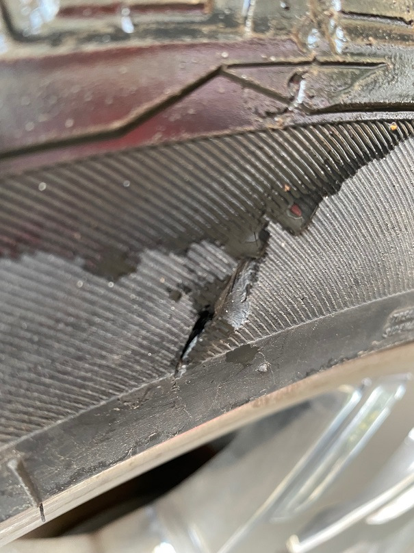 Спускает правое переднее колесо. Нет, это не саморез. — Cadillac ...