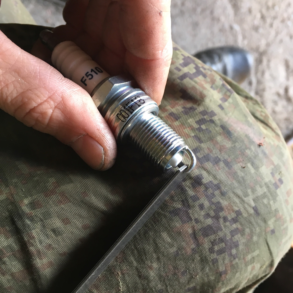 Ngk bkr6e-11 зазор. Зазор 1 мм. Зазор электродов свечи зажигания. Зазор 1 мм. Зазор 1 мм.