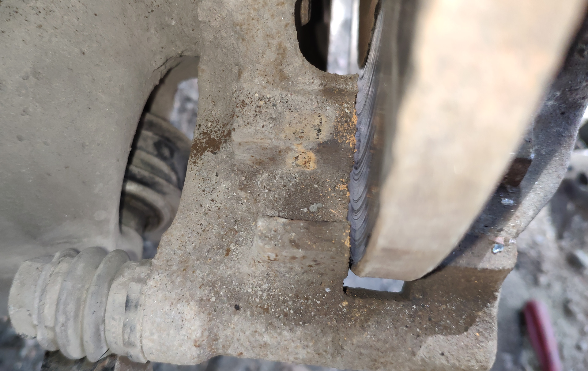 Резьба на суппорте. Болт скобы заднего суппорта гольф 4. Ремонтные штуцера прокачки суппортов. Суппорт фольксваген венто. Восстановление резьбы скобы суппорта.