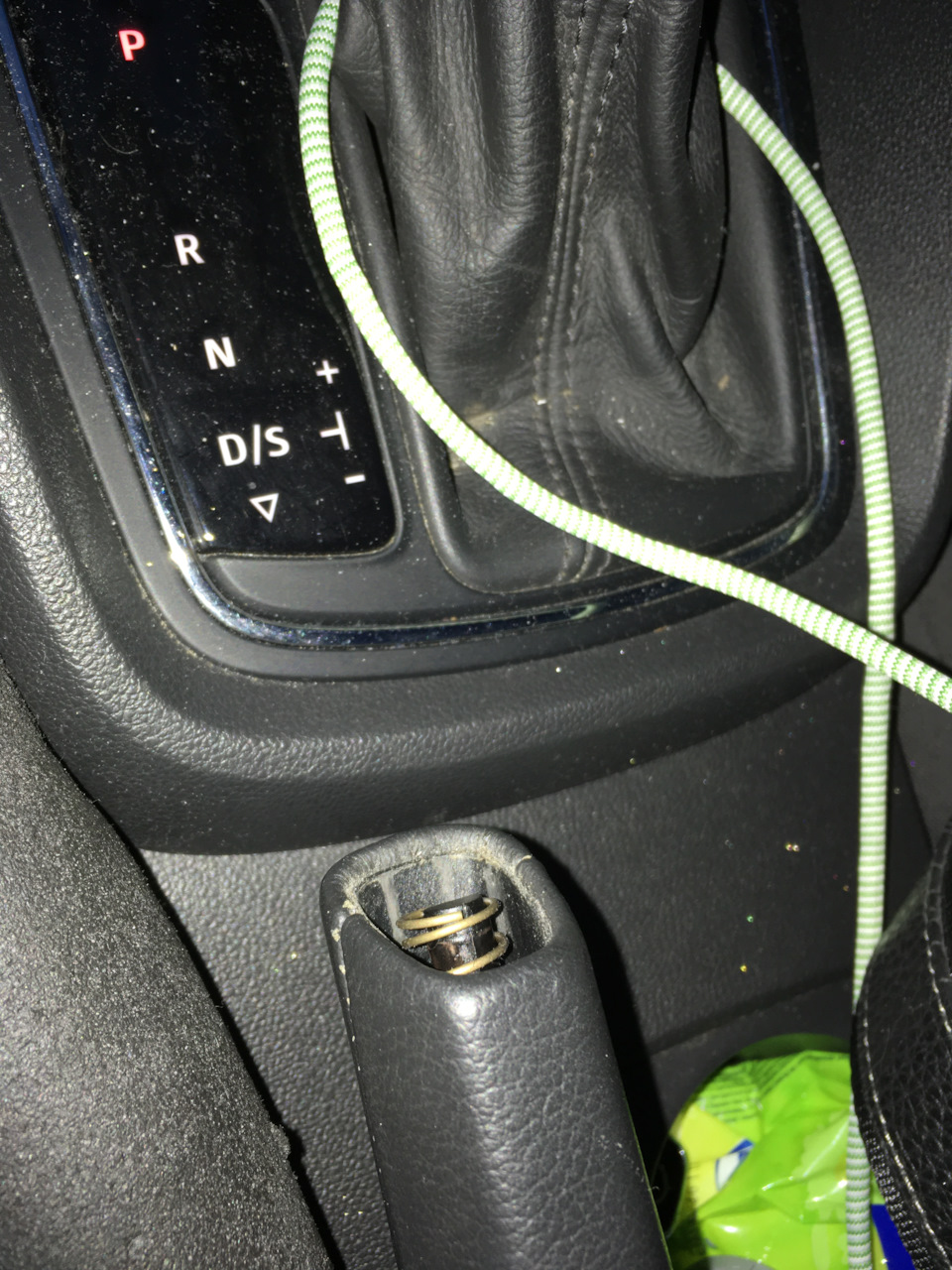 Вылетела кнопка на рычаге ручного тормоза — SEAT Leon (Mk III), 1,2 л ...