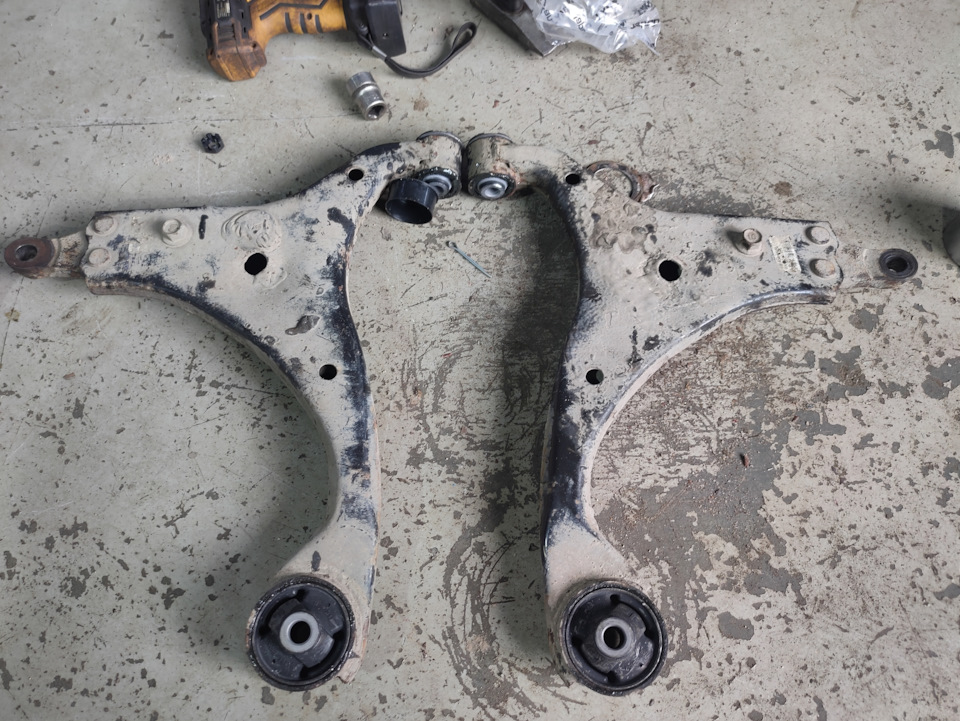 Сайленты передних рычагов, правая шаровая, диски и колодки перед. — KIA ...