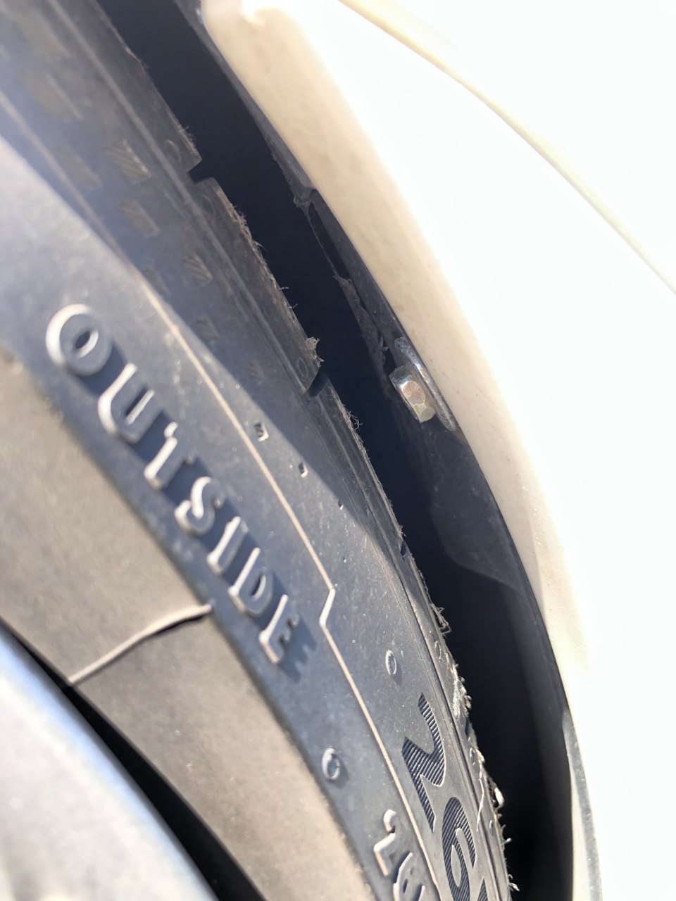 Тот самый секс. Только в одном месте, на стыке крыла и бампера, аппендикс подкрылка. На фото машина под нагрузкой, по этому колесо так близко к подкрылку. — Saab 9-3 (2G)