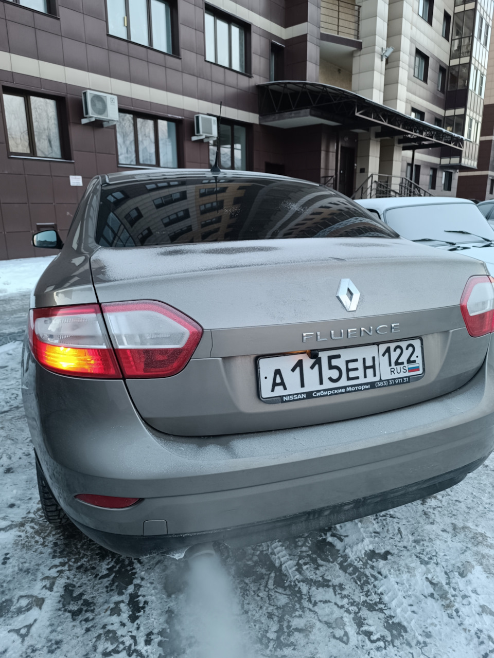 Лопнула накладка багажника в мороз — Renault Fluence, 1,6 л, 2010 года |  поломка | DRIVE2