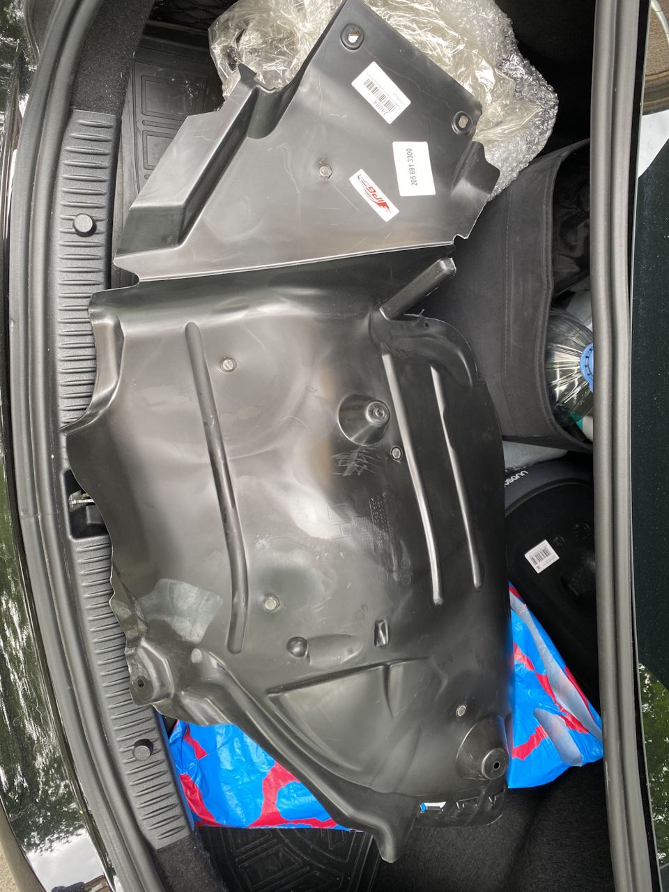Замена подкрылка переднего левого колеса. — Mercedes-Benz C-Class (W205 ...