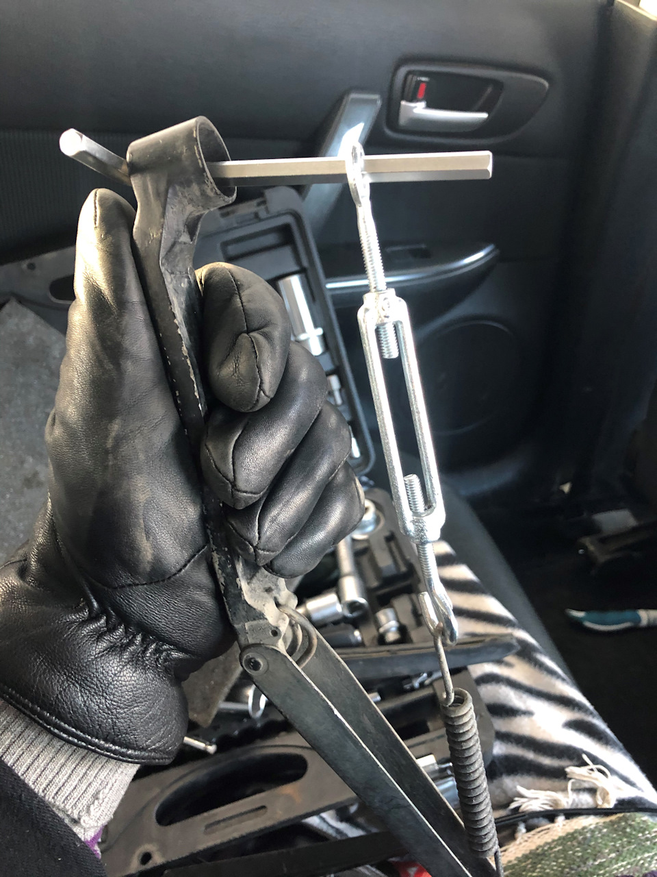 как заменить пружину на дворниках автомобиля DoAAAgIfdeA 960