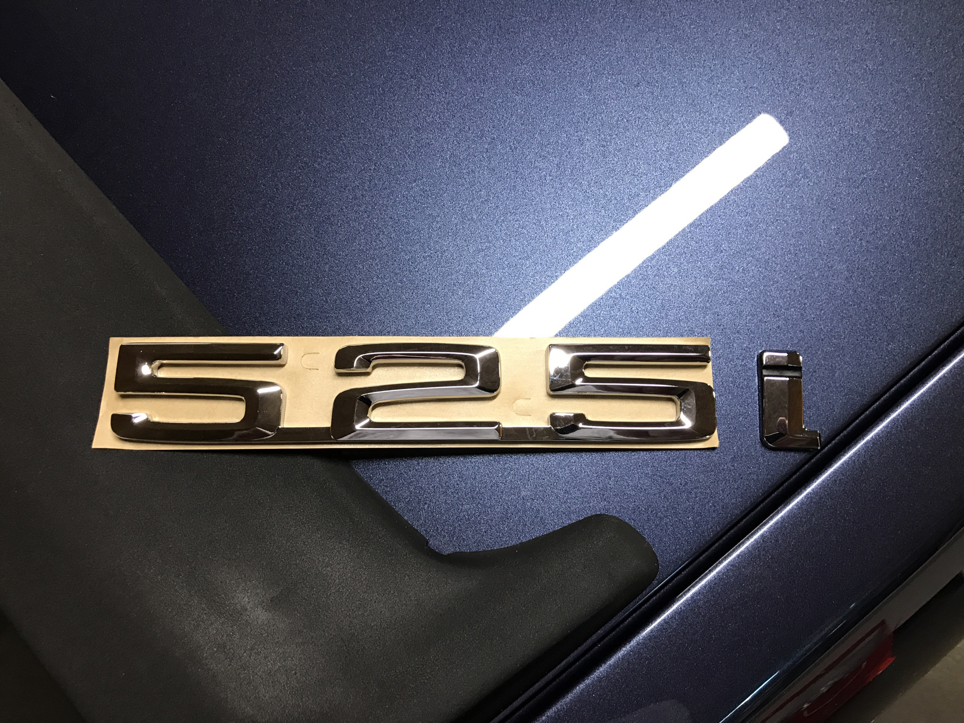 Bmw e83 как поменять задний шильдик