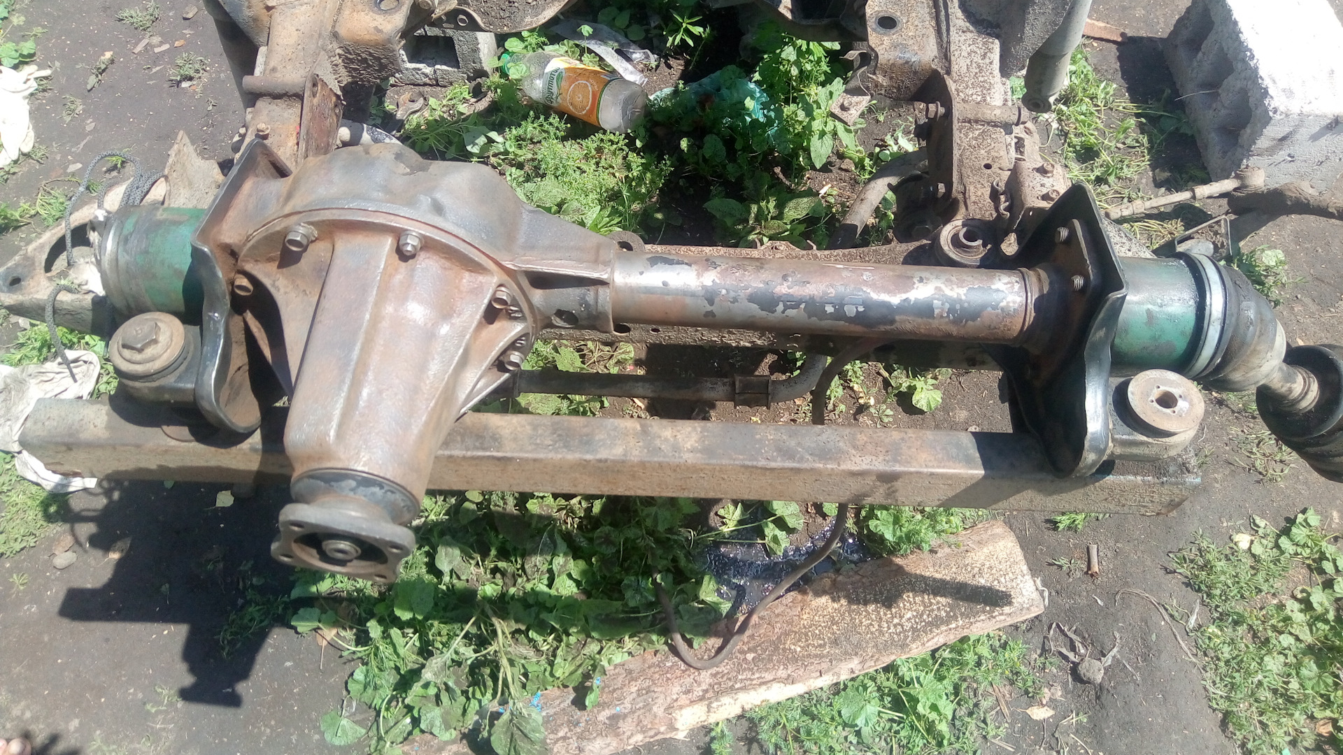 Задний мост исудзу. Мост исузу трупер. Исузу миди передний мост. Передний мост исузу форвард 4х4. Передний мост 4 вд исузу бигхорн дизельный двигатель.