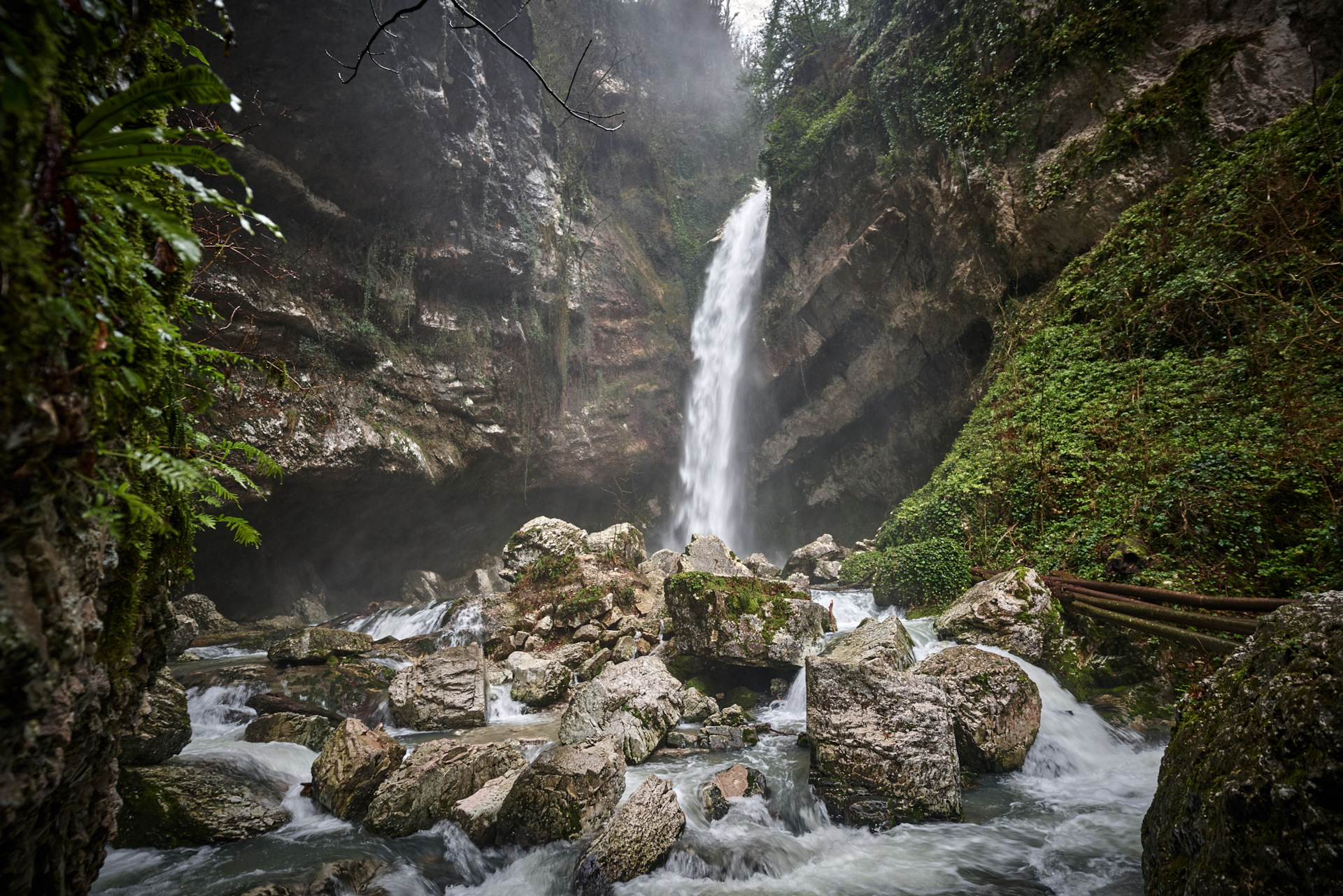 Водопад пасть дракона Сочи. Храм пасть дракона Сочи. Водопад паликарий. Водопад пасть дьявола.