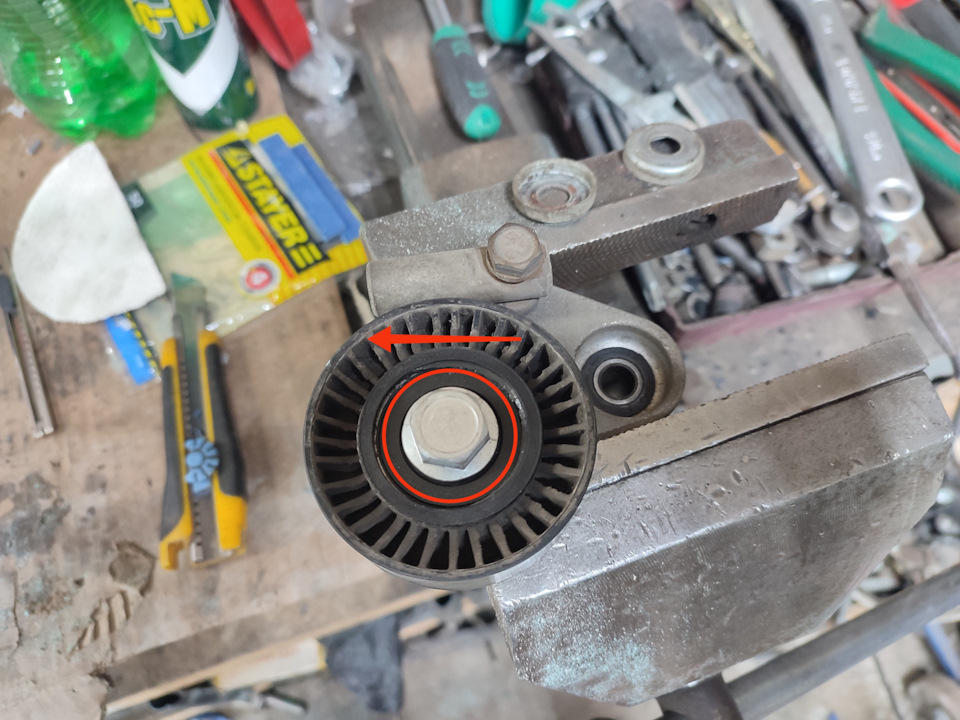 #201. Замена ролика натяжителя ремня генератора. — Lada Гранта, 1,6 л ...