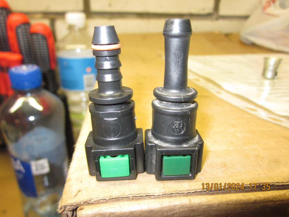 Справа стоковый топливный разъём, слева неоригинальный — Lada Vesta SW (1G). Запчасти на фото: 13012024