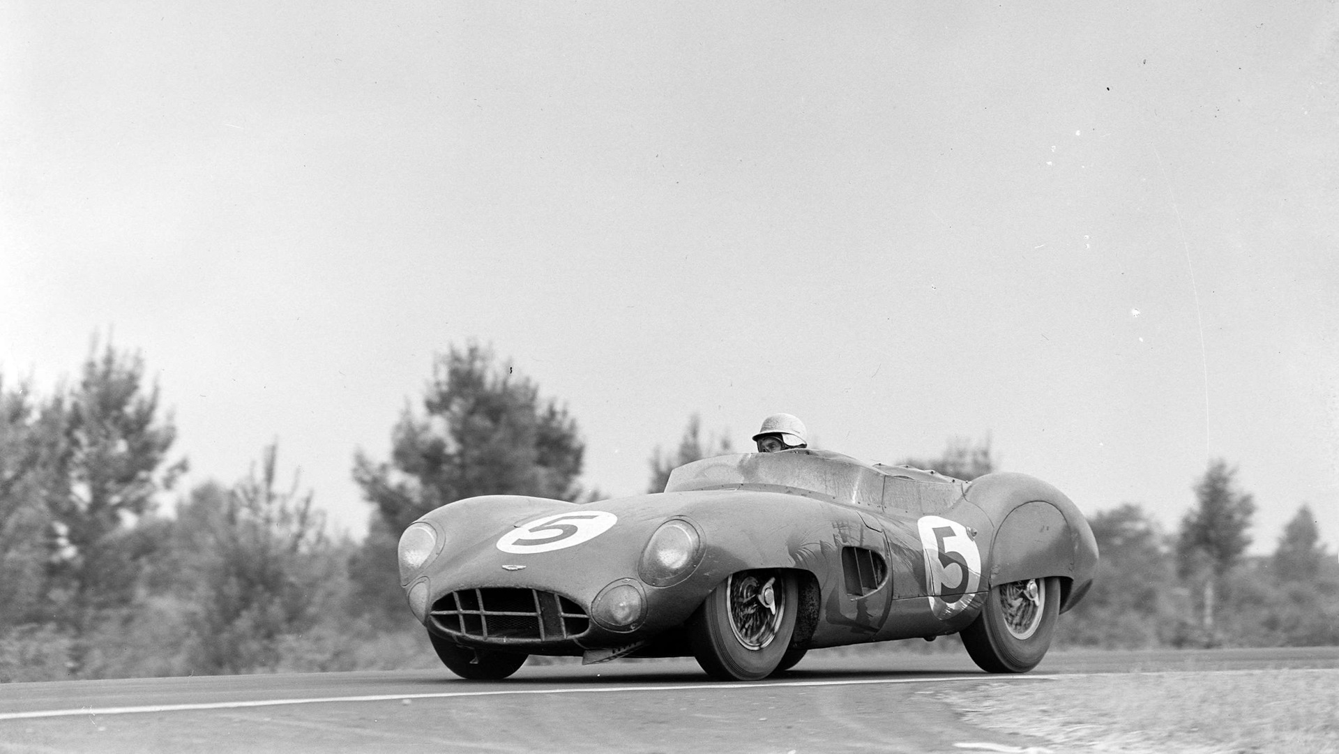 Cars hour. Кэрролл Шелби Ле-ман. Aston Martin le mans 1955 Carrol. Астон Мартин Кэрола Шелби. Карел Шельби за рулем Aston Martin dbr1 / 1.