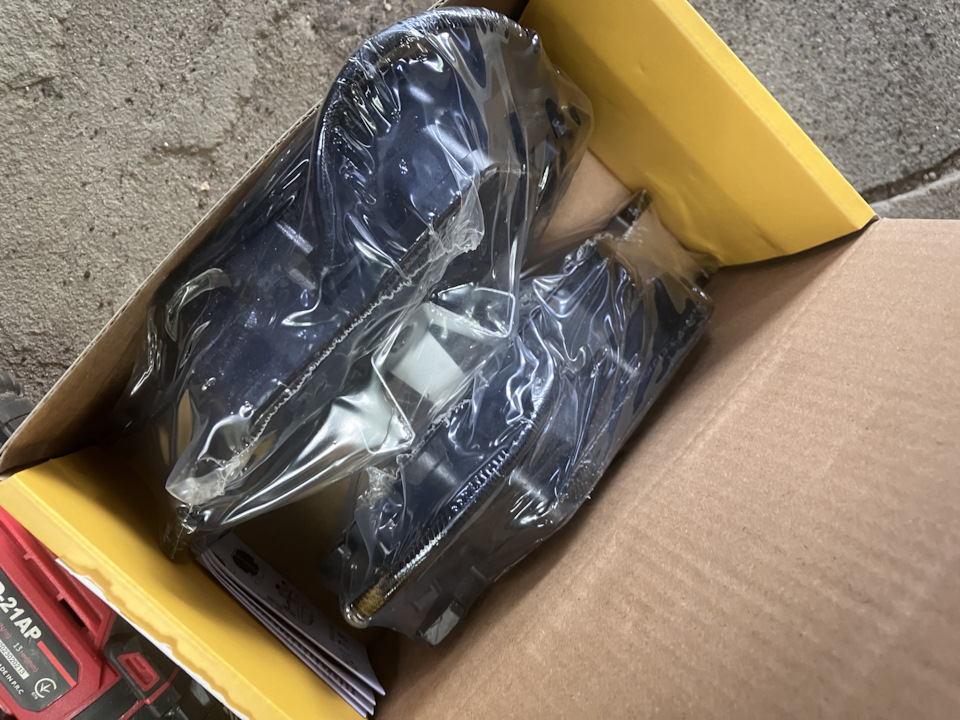 Замена передних тормозных колодок — Volkswagen Tiguan (1G), 2 л, 2010 ...