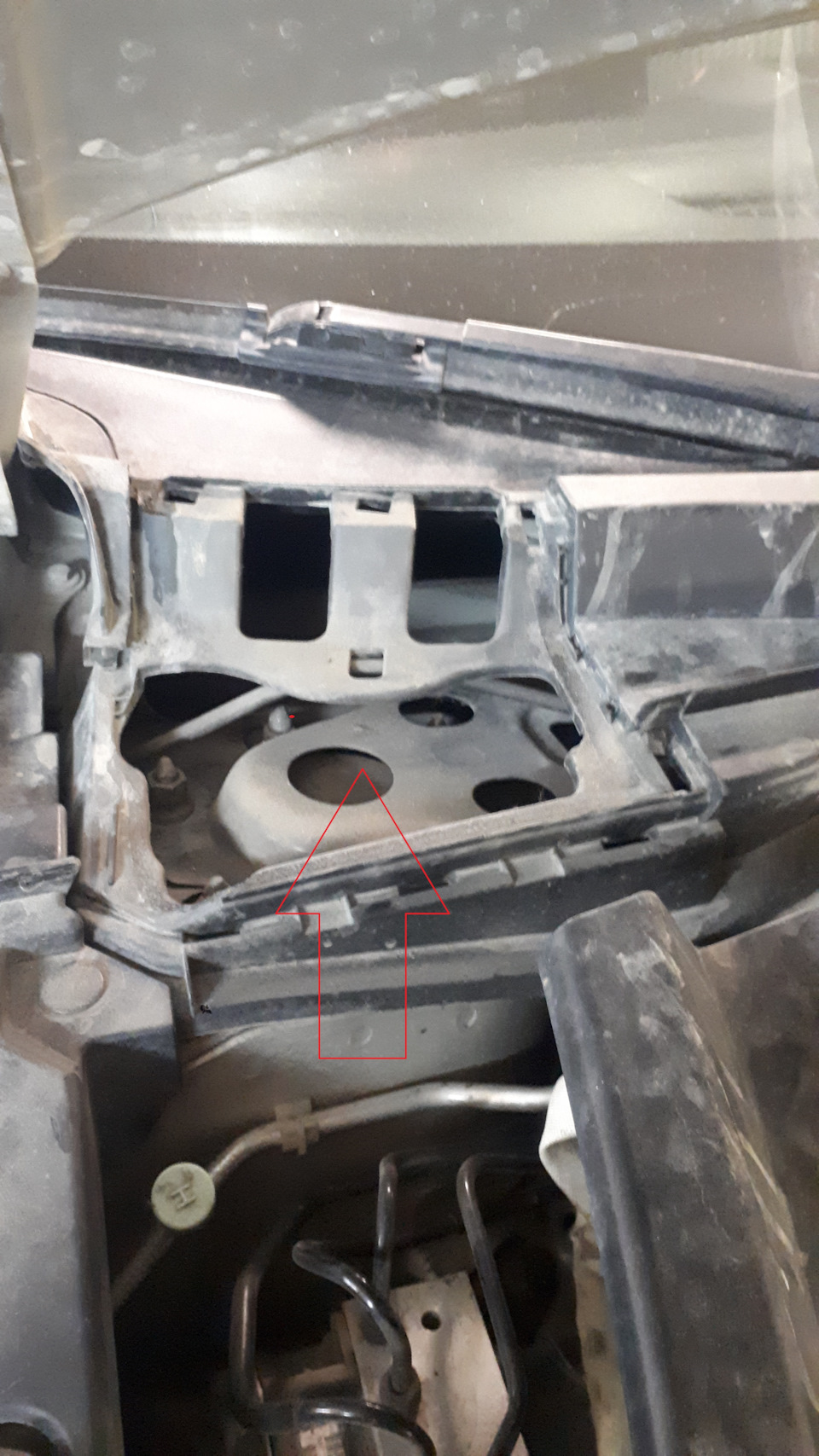 04. Przód: odkręć łącznik stabilizatora od kolumny amortyzatora (klucz nasadowy + kontrujący). — Honda CR‑V III (RE)