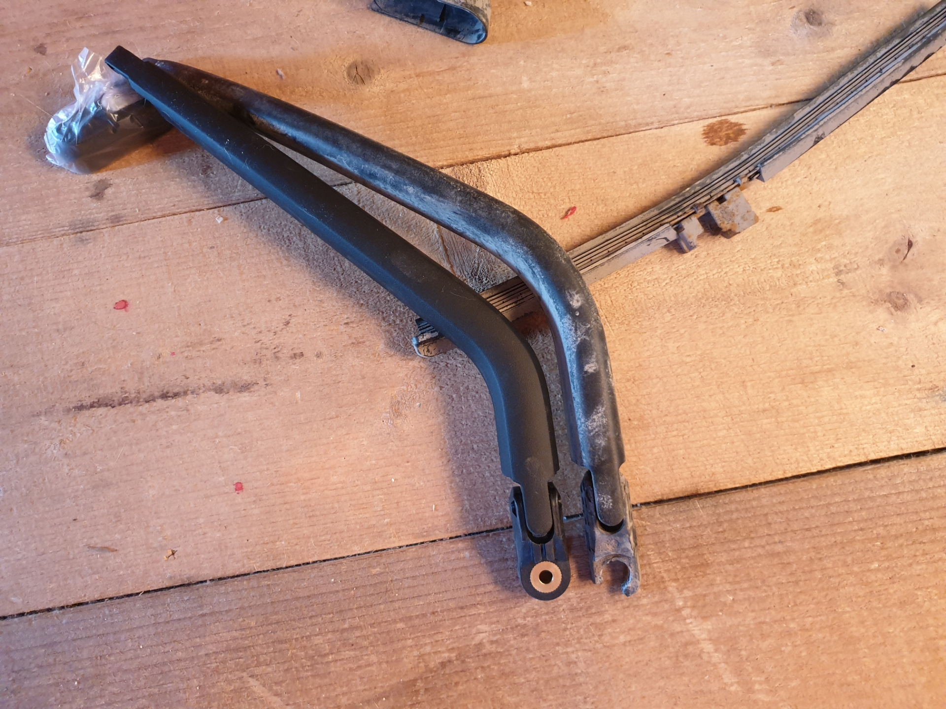 не работает 1 дворник. не работает 1 дворник. стёрлись шлицы на дворниках ваз 2110. партнер правый дворник. слетает шарнир водительского дворника.