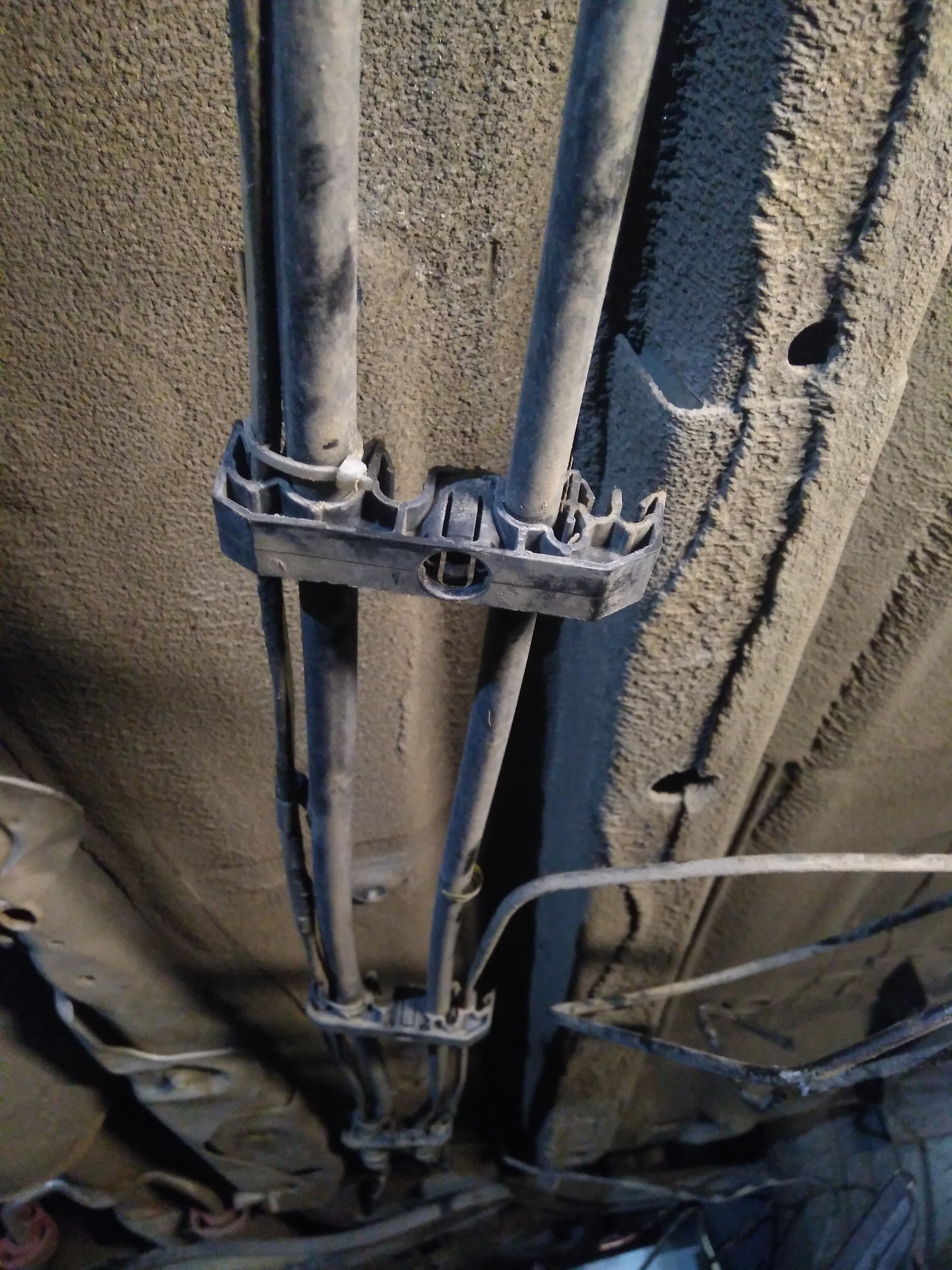 Кронштейн топливной магистрали. Держатель топливной магистрали. Крепление топливной магистрали. Крепеж тормозных трубок к днищу ваз 2110. Крепление топливных трубок камри 40.